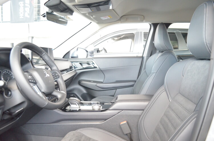 Outlander 2.5 CVT Intense