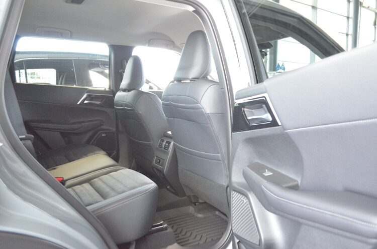 Outlander 2.5 CVT Intense