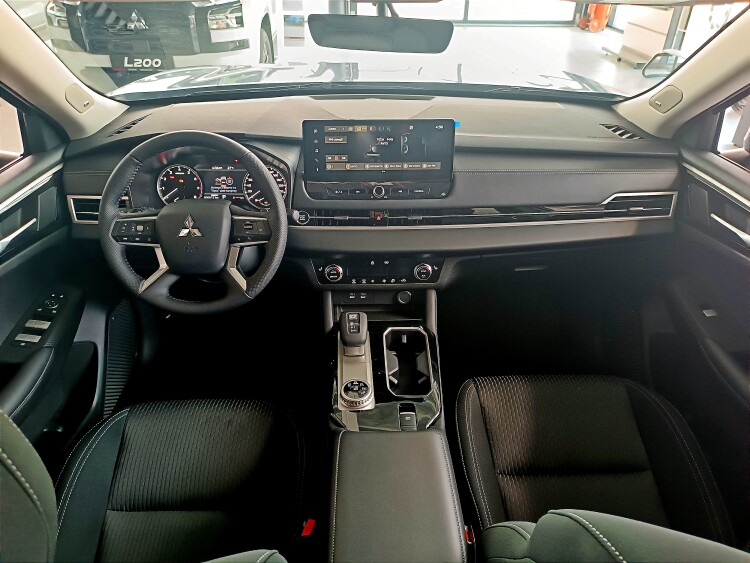 Mitsubishi Outlander 2.5 CVT 2WD Business